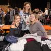 Zahlreiche Menschen besuchen am Sonntag 18.02.24 den Fashion Flohmarkt in der Posthalle in Würzburg.