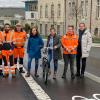 Stadtbaurat Benjamin Schneider (rechts), mit dem Bautrupp Frauenland, der Leiterin des Fachbereichs Tiefbau und Verkehrswesen Annette Messerer (mit Fahrrad) und Julia Henneberger (Firma Straßenbau).