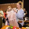 Zahlreiche Menschen besuchen am Sonntag 18.02.24 den Fashion Flohmarkt in der Posthalle in Würzburg.