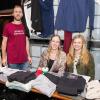 Zahlreiche Menschen besuchen am Sonntag 18.02.24 den Fashion Flohmarkt in der Posthalle in Würzburg.