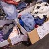 Zahlreiche Menschen besuchen am Sonntag 18.02.24 den Fashion Flohmarkt in der Posthalle in Würzburg.
