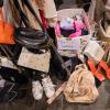 Zahlreiche Menschen besuchen am Sonntag 18.02.24 den Fashion Flohmarkt in der Posthalle in Würzburg.