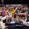 Zahlreiche Menschen besuchen am Sonntag 18.02.24 den Fashion Flohmarkt in der Posthalle in Würzburg.
