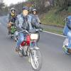 Slowriders on tour – „alles easy“: In Schonungen lassen diese Herren mittleren Alters ihre Mofarocker-Zeiten wieder aufleben und haben mächtig Spaß dabei.