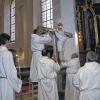 Das Kreuz im Mittelpunkt: Bei der Karfreitagsliturgie in der Klosterkirche steht wird die Christusfigur, die der Langenleitener Bildhauer Klaus Metz vor fünf Jahren im Auftrag der Franziskaner konstruiert und aus Lindenholz geschnitzt hat, vom Kreuz abgenommen.