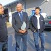 (hag)   Bei seinem Besuch in der Firma Suntec Energiesysteme bekam Landrat Eberhard Nuß von den Geschäftsführern Florian Golinski (links) und Jochen Hilpert (rechts) einen Einblick in die Welt der erneuerbaren Energie. Dem Kreischef präsentierte sich ein Unternehmen, das sich seit 2002 dem Bau und der Wartung von Photovoltaikanlagen verschrieben hat. Außerdem beschäftigt sich Suntec mit seinen 30 Mitarbeitern mit Elektro-Autos. Die Geschäftsführer waren sich sicher, dass auch nach der Kürzung der Einspeisevergütung die Photovoltaik eine Zukunft hat. Zu den „Zapfsäulen“ auf dem Firmengelände kommt in absehbarer Zeit eine so genannte Schnellladesäule, an der das Füllen der Batterie in einem Bruchteil der jetzigen Zeit erledigt ist. Ihren „Unabhängigkeits-Gedanken“ nach dem Motto „Ich mach meinen Strom selbst“, vertiefen Golinski und Hilpert beim „Energieunabhängigkeits-Tag“ am 15. Juli bei Suntec.