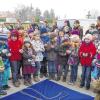 Weich, aber dunkel: So beschrieben die Kinder beim ökumenischen Kinderkreuzweg in Gerolzhofen die Erde, die sie in ihren Händen hielten. An der dritten Station hier am Friedhof stand das Symbol „Erde“ sinnbildlich für den Tod Jesu.