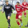 Energisch: Lohrs Spielertrainer Christian Mathea im Zweikampf mit Michael Gerhard vom Post SV Sieboldshöhe (links).