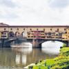 Auf der Ponte Vecchio: Die berühmte Brücke in Florenz bietet im „Erdgeschoss“ kleinen Geschäften Platz, in der oberen Etage – dem Vasari-Korridor – hängen Gemälde.