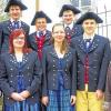 (hag)   Die jugendlichen Mitglieder der Musikkapelle Oellingen Noah Collet, Kerstin Ott, Klara Schmer, Peter Deppisch, Simon Lesch und Peter Deppisch (von links) präsentieren sich in ihren teilweise erneuerten Trachten. Von Kopf bis Fuß neu ausgestattet wurde Roman Neckermann (vorne rechts). Laut  Vorsitzender Andrea Lesch investierte die Kapelle zirka 1000 Euro in die Anschaffung und Erneuerung der Trachten.  An der Finanzierung beteiligt sich die Gemeinde Gelchsheim mit 110 Euro. Einen Zuschuss von 190 Euro steuerte die Kulturstiftung des Bezirks Unterfranken bei.H. GRIMM
