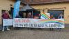 Das Team der SkiWerkstatt Glaser "Waxlpeter" präsentiert neben dem Banner "Gemeinsam helfen wir krebskranken Kindern" auch das Regenbogenplakat, das die Kinder des Kindergartens Gaibach gemalt haben. Im Bild (von links)  Otto Elmauer (Station Regenbogen), Peter Glaser, Norbert Glaser, Sabine Glaser, Marina Mengler und Tobias Bergner von der SkiWerkstatt Glaser "Waxpleter".