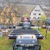Schwertransport: Mit Lastwagen wurden drei neue Schleusentore von Magdeburg nach Ochsenfurt transportiert. Der größte Torflügel ist neun Meter hoch, über sieben Meter breit und rund 20 Tonnen schwer.