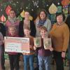 Im Bild zu sehen: Ute Kreß (Förderverein krebskranker Kinder), Franziska Dietz (Elternbeiratsvorsitzende), Katrin Faulstich (Lehrerin, Kontaktperson), Martina Bauer (stellvertretende Schulleiterin), Annemarie Lutz (Förderverein krebskranker Kinder) und Matthias Eichelsbacher (Rektor).
