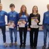 Jan Gensler (links) und LLZ-Vorsitzender Eberhard Helm (rechts) zeichnen die Jugendlichen Moritz Hasenpusch (ab Zweiter von links), Klara Hasenpusch (beide TSV Brendlorenzen) und Patricia Lochner (TSV Mittelstreu) aus. Jan Gensler (links) und LLZ-Vorsitzender Eberhard Helm (rechts) zeichnen die Jugendlichen Moritz Hasenpusch (ab Zweiter von links), Klara Hasenpusch (beide TSV Brendlorenzen) und Patricia Lochner (TSV Mittelstreu) aus.