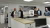Bei der Präsentation Fotokunst am Arbeitsplatz der Raiffeisenbank Lohr mit dabei vor einer Aufnahme von Fotograf Thomas Kohle bei der Spessartfestwoche (von links): Erich Hilpert (Massenbuch), Bankdirektor Andreas Fella, Josef Gopp (Wiesenfeld), Helmar Ullrich (Raiba) und Fotograf Thomas Kohnle. 