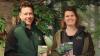 Oliver Kaiser, Geschäftsführer des Naturparks Spessart e.V., und Annika Ludwig, Geschäftsführerin des Naturparks Hessischer Spessart e.V, präsentieren das gemeinsame Programmheft 2024.