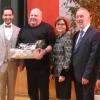16 Jahre war Udo Müller (Dritter von links) als Kinder- und Jugendbeauftragter der Gemeinde im Einsatz. Ihm gratulierten (von links) Bezirkstagspräsident Stefan Funk, Bürgermeister Manuel Kneuer, stellvertretende Landrätin Bettina Bärmann, Zweiter Bürgermeister Edwin Hußlein und Dritter Bürgermeister Jürgen Mayerl.