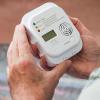 Ein kleines Gerät, das Leben retten kann: Kohlenmonoxid-Melder wie dieser schlagen Alarm, wenn sich das für den Menschen gefährliche Gas unbemerkt in Gebäuden ausbreitet.