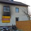 Das ausgebrannte Haus in der Unterpleichfelder Raiffeisenstraße. Das Feuer ist in der Küche hinter dem jetzt verbretterten Fenster des Erdgeschosses ausgebrochen. Das zweistöckige Mietshaus ist derzeit nicht bewohnbar.