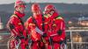 Über Würzburg beraten sich die Höhenretter über das Übungsszenario. Neben dem Auffanggurt tragen die Feuerwehrmänner etliche Karbinerhaken, Seile und Helme an ihrer Ausrüstung.