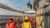 Die Berufsfeuerwehr Würzburg führt am Mittwoch (10.01.24) am Heizkraftwerk an der Friedensbrücke in Würzburg eine Höhen-Rettungsübung durch.