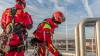 Die Berufsfeuerwehr Würzburg führt am Mittwoch (10.01.24) am Heizkraftwerk an der Friedensbrücke in Würzburg eine Höhen-Rettungsübung durch.