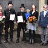 Freude und Dankbarkeit angesichts des gelungenen Wechsels im Kehrbezirk 4 (von links): Erster Landesbeamter Florian Busch, das Ehepaar Almuth Bantzhaff und Ulrich Gabel, Michael Kesel mit seiner Lebensgefährtin Stefanie Betzel und dem gemeinsamen Sohn Simon sowie Harald Englert vom Sachgebiet Schornsteinfegerwesen und Bauamtsleiterin Verena Ernst.