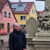 Steinrestaurator Petro Schiller und 1. Bürgermeister Volker Schmitt vor dem restaurierten Kriegerdenkmal.
