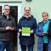 Ab sofort kann man in Marbach auch kostenfrei ins Internet gehen. Unser Bild zeigt Bürgermeister Lukas Braun (Mitte), Ortsvorsteherin Nicole König und den Vorsitzenden des TSV Marbach, Thomas König, beim Selbsttest.
