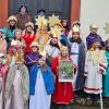 Die Sternsinger aus Hafenlohr und Bergrothenfels. Auf dem Bild zu sehen sind Leopold, Konstantin, Lina, Jule, Helena, Tom, Maximilian, Luis, Leo, Ida, Emily, Hannah, Sophie, Béla, Sophia, Emma, Romy, Marie, Annika, Lotta, Elsa, Hanna, Klara, Emmi, Leonie und Fabienne.