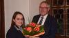 Bürgermeister Peter Kraus überreichte Kerstin Scholler zu ihrem Dienstjubiläum die Ehrenurkunde der Bayerischen Staatsministerin für Familie, Arbeit und Soziales, Ulrike Scharf.