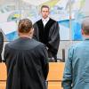 Gericht und Anklagebank bei Prozessauftakt am 18. Dezember: Der 33-jährige Angeklagte soll den Freund eines Mitbewohners in Kitzingen angegriffen haben.