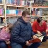 Familientag in der Lohrer Stadtbibliothek: Miriam, Alexander, Sabrina und Lena Wenzel schmökern in der Kinderbibliothek.
