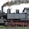 Lok 98886 ist dampfbereit: 1924 wurde die Maschine von der Lokomotivenfabrik Krauß & Comp. als Bayerische GtL 4/4 erbaut. Hinter dieser Bezeichnung steht Güterzugtenderlokomotive mit vier Treib- und Kuppelachsen sowie vier Achsen insgesamt.