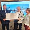 Über eine Spende der Freiwilligen Feuerwehr Veitshöchheim von 444 Euro freuen sich die Vorstandmitglieder der Kolpingsfamilie Veitshöchheim Karola Weber und Gerdi Möller (Bildmitte), die in Anwesenheit von Bürgermeister Jürgen Götz, Feuerwehrverein-Vorsitzender Werner Heß und Kommandant Florian Fischer (rechts) übergeben