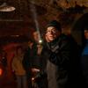 Blick in die Keller: Der Ostheimer Karl Fleck brachte den Besuchern die Geschichte der Keller unter der Kirchenburg in Ostheim näher. Blick in die Keller: Der Ostheimer Karl Fleck brachte den Besuchern die Geschichte der Keller unter der Kirchenburg in Ostheim näher.