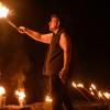 Das Ensemble Flammentanz zeigt am Samstag vor der Kulisse der Kirchenburg in Ostheim  eine Feuershow. Die Veranstaltung "Kirchenburg in Flammen" lockte am Samstag wieder zahlreiche Menschen in die Stadt. Bei dem Event rund um die historische Kirchenburg lässt die Stadt das Jahr mit einem Licht- und Feuerspektakel ausklingen. Um die 300 Fackeln verwandeln die größte Kirchenburg Deutschlands in ein Lichtermeer.