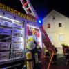Einsatzkräfte der Feuerwehr Oberschwarzach kontrollierten unter schwerem Atemschutz das Wohnhaus in der Unteren Ofengasse, dessen Kamin in Brand geraten war.