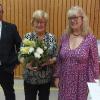 Bild von links: Rainer Mai (1. Vorsitzender), Renate Amend (25 Jahre), Inge Schuhmann (Abteilungsleiterin Gesang). Bild von links: Rainer Mai (1. Vorsitzender), Renate Amend (25 Jahre), Inge Schuhmann (Abteilungsleiterin Gesang).