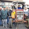 (mge)   Sie befreien den Ort und die Umgebung vom Müll und das jedes Jahr aufs Neue. Beim alljährlichen Umwelttag in Poppenhausen säuberten der Bürgerverein und die Soldaten- und Reservistenkameradschaft die Straßen, Parkplätze und Schulen des Dorfes vom Unrat. So skurril wie im letzten Jahr waren die Fundstücke hingegen nicht. Damals hatte am Poppenhäuser Bahnhof jemand seine gesamte WC-Einrichtung entsorgt, Spülkasten und Kloschüssel inklusive. Heuer war der Unrat zwar weniger spektakulär, weniger war er allerdings nicht. Denn eine komplette Traktorladung Müll kam auch in diesem Jahr zusammen.