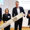Michael Fuchs (von rechts) und Markus Blume überreichten Stefanie Petermichl den „Schlüssel“ zum Neubau. Mit im Bild: Paul Pauli.