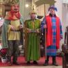 Entsendung der prominenten Sternsinger am Kreuzberg: Vor dem Altar stehend, wünschten sie allen ein "fröhliches Jahr, Caspar, Melchior, Balthasar!". Im Bild (von links)  Pater Andlinger, Matthias Hüttner, Eva Böhm und Georg Seiffert.