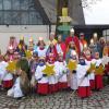 36 junge Sternsingerinnen und Sternsinger versammelten sich am Dreikönigstag mit Simone Seufert (ganz links) und Eva Baunach (hinten rechts) zu einem Gruppenfoto, bevor sie sich auf den Weg zu allen Häusern Euerbachs machten.