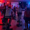Teilnehmer des Indoor Cycling Marathon.