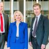 Auf dem Foto (von links): Bernd Fröhlich (Vorstandsvorsitzender der Sparkasse Mainfranken Würzburg), Landrätin Tamara Bischof (Verwaltungsratsvorsitzende 2022/23), Oberbürgermeister Christian Schuchardt (Verwaltungsratsvorsitzender 2024/25).