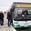 Veitshöchheims Bürgermeister Jürgen Götz und sein Klimaschutzmanager Jan Speth (links) nehmen die neue ÖPNV-Andienung des Gewerbegebietes an der kurz zuvor in der Schleehofstraße barrierefrei fertiggestellten Haltestelle "Mühltannen" in Augenschein.