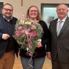 Johanna Müller (Mitte) hat bei der deutschen Meisterschaft im Automaten-Dart den Meistertitel im Einzel bei den Frauen errungen. Dazu gratulierten 3. Bürgermeister Herbert Nowak (links) und Landrat Thomas Bold.