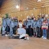 Auf dem Foto von links: Emma Kneuer, Hannah Pfeufer, Maya Pfeuffer, Sina Zieler, Ida Biehunke, Lara Howorka, Laura Klein, Nikolaus, Nela Selzam, Hanna Howorka Paula Radler, Frieda Füller, Sofie Zehe, Finnja Weiß, Rosalie Weiß, Emely Höchemer, Marlene Göbel, Alina Mauder, Frieda Voith, Marlene Stastny; liegend: Elli Selzam; es fehlt Lale Selzam.