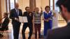 Bei der Preisverleihung an das Würzburger Theater Augenblick von links: Staatsminister Albert Füracker, Theaterleiter Stefan Merk, Schauspieler Alexander Ellebruch und Ingrid Heckner vom Stiftungsvorstand.