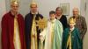 Noah Kolbert, Anton Brenner, Michel Brenner und Fabian Schneider (von links) fahren als Sternsinger und Vertreter der Diözese Würzburg nach Berlin zum Bundeskanzler. Begleitet werden sie von Monika Jacob und Karlheinz Damm.